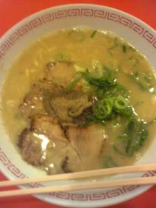 画像^-^*ここは大阪では有名なラーメン屋さんです。600円ほどでご飯とキムチが食べ放題・・・貧しいひとびとのみかたですねえ・・・(*) 097